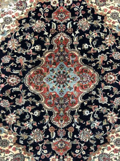 null Tapis d'Iran - Origine Ghoum

Velours : laine. Chaînes : coton

150 x 116 cm...