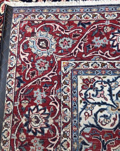 null Tapis d'Iran - Origine Sarough

Velours : laine. Chaînes : coton

288 x 212...