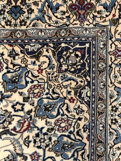 null Tapis d'Iran - Origine Naïn

Velours : laine. Chaînes : coton

347 x 245 cm...