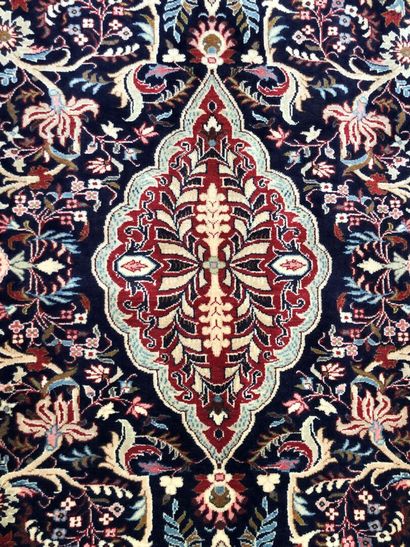 null Tapis d'Iran - Origine Sarough

Velours : laine. Chaînes : coton

288 x 212...