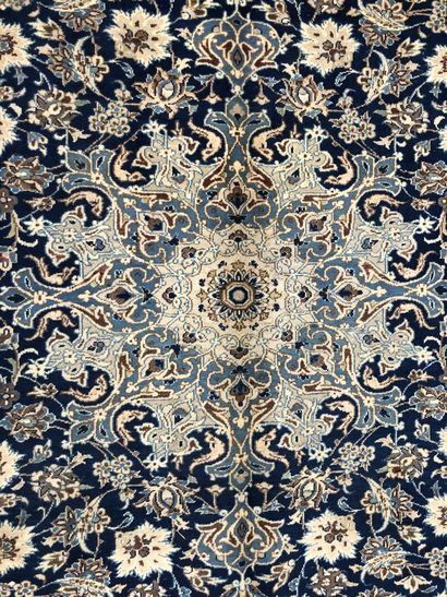 null Tapis d'Iran - Origine Kachmar

Velours : laine. Chaînes : coton

390 x 298...