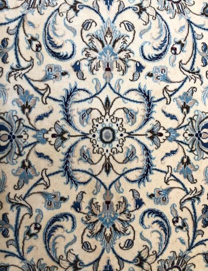 null Tapis d'Iran - Origine Naïn

Velours : laine. Chaînes : coton

237 x 211 cm...