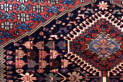 null Tapis d'Iran - Origine Yalameh

Velours : laine. Chaînes : laine

230 x 143...