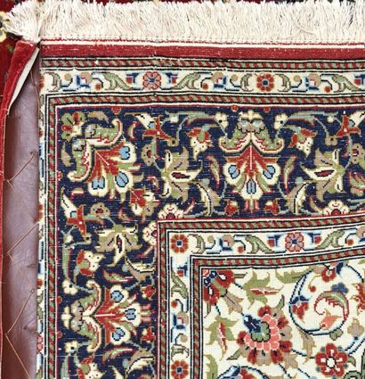 null Tapis d'Iran - Origine Ghoum

Velours : laine. Chaînes : coton

175 x 110 cm...