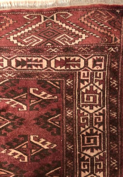 null Tapis Turkmène - Origine Youmouth Boukhara

Velours : laine. Chaînes : laine

278...