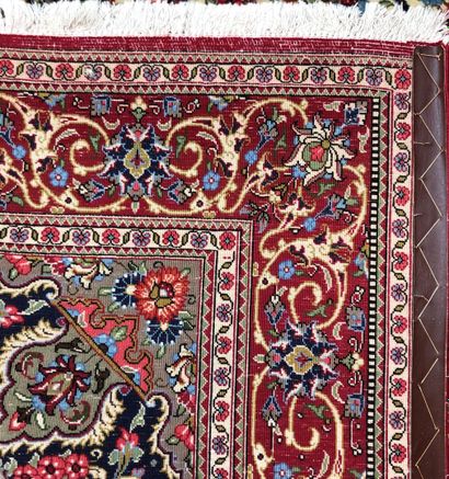 null Tapis d'Iran - origine Ghoum

Velours : laine. Chaînes : coton

206 x 137 cm...