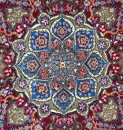 null Tapis d'Iran - Origine Ispahan

Velours : laine. Chaîne : soie

240 x 161 cm...