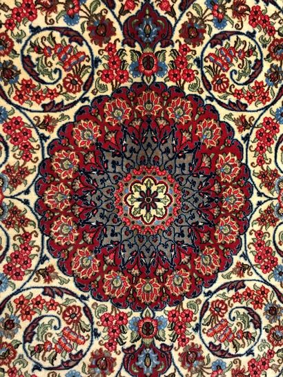 null Tapis d'Iran - origine Ghoum

Velours : laine. Chaînes : coton

206 x 137 cm...