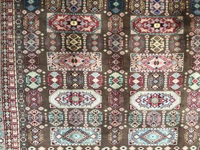 null Tapis du Turkménistan

Velours : laine. Chaînes : coton.

269 x 171 cm envi...