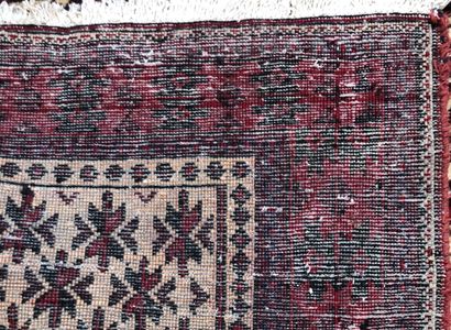 null Tapis d'Asie Centrale - origine Baloutchistan

Velours : laine. Chaînes : coton

197...