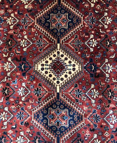 null Tapis d'Iran - Origine Yalameh

Velours : laine. Chaînes : laine

244 x 200...