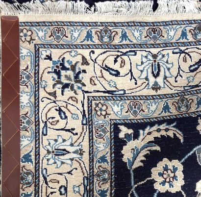 null Tapis d'Iran - Origine Naïn

Velours : laine. Chaînes : coton

213 x 129 cm...