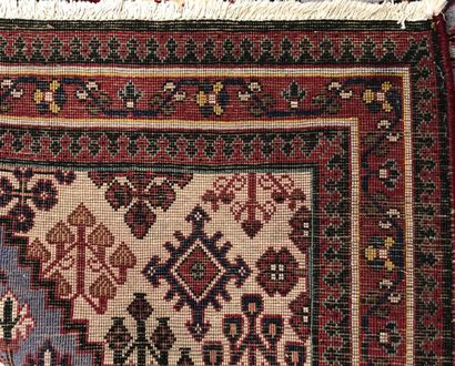 null Tapis d'Iran - Origine Djoshagan

Velours : laine. Chaînes : coton

167 x 107...