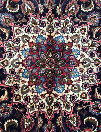 null Tapis d'Iran - Origine Meched

Velours : laine. Chaînes : coton

411 x 302 cm...