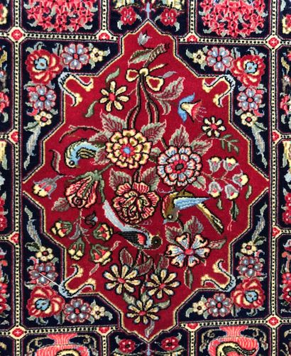 null Tapis d'Iran - Origine Ghoum

Velours : laine. Chaînes : coton

140 x 107 cm...