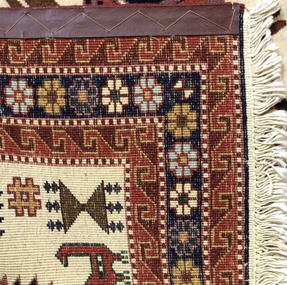 null Carpet of Iran - Origin Ardebil

Velvet : wool. Chains : cotton

157 x 100 cm...