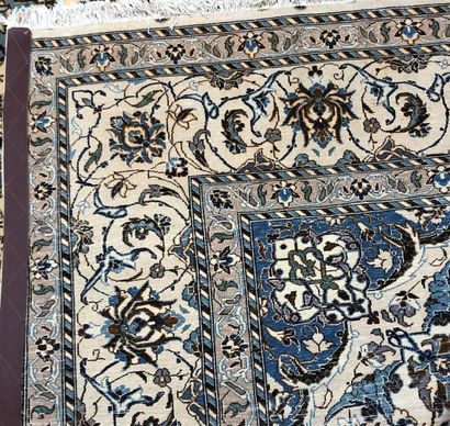 null Tapis d'Iran - Origine Naïn

Velours : laine et soie. Chaînes : coton

330 x...