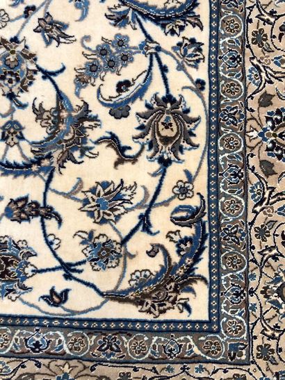 null Tapis d'Iran - Origine Naïn

Velours : laine. Chaînes : coton

300 x 200 cm...