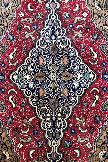 null Tapis d'Iran - Origine Ghoum

Velours : laine. Chaînes : coton

165 x 105 cm...