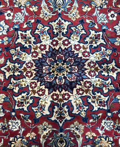 null Carpet of Iran - Origin Nadjafabad

Velvet : wool. Chains : cotton

380 x 252...