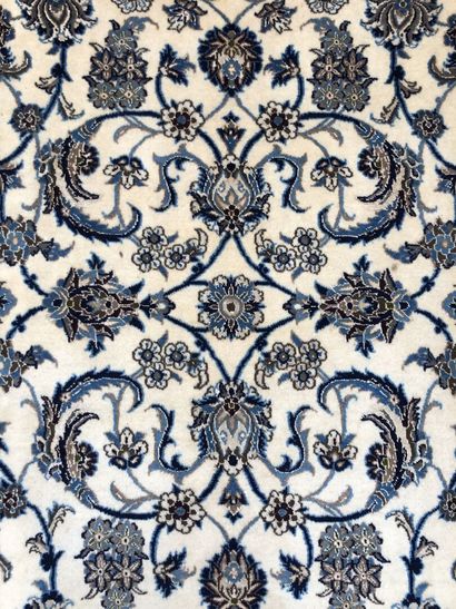 null Tapis d'Iran - Origine Naïn

Velours : laine. Chaînes : coton

300 x 200 cm...