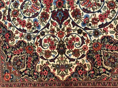 null Tapis d'Iran - origine Ghoum

Velours : laine. Chaînes : coton

206 x 137 cm...