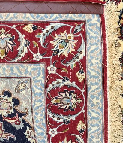 null Tapis d'Iran - origine Ispahan

Velours : laine et soie. Chaînes : soie

158...