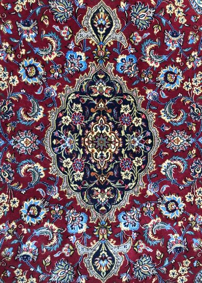 null Tapis d'Iran - Origine Ghoum

Velours : laine. Chaînes : coton

222 x 130 cm...