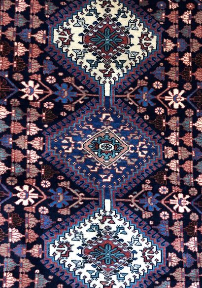 null Tapis d'Iran - Origine Yalameh

Velours : laine. Chaînes : laine

230 x 143...