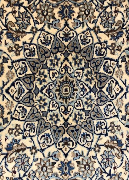 null Tapis d'Iran - Origine Naïn

Velours : laine. Chaînes : coton

204 x 123 cm...