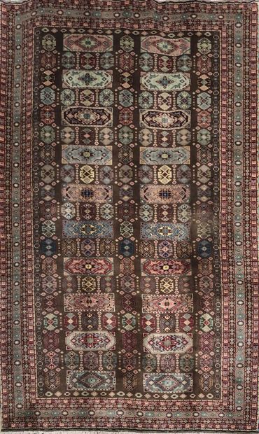 null Tapis du Turkménistan

Velours : laine. Chaînes : coton.

269 x 171 cm envi...