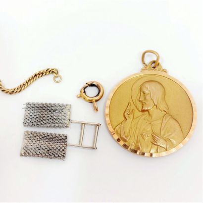 null Une médaille religieuse en or et débris 

Poids: 10.4 g - Diam: 2.7 cm
