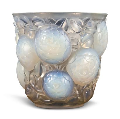René LALIQUE (1860-1945) Oran dit aussi Gros Dahlias Important vase en verre opalescent moulé pressé. Signé 