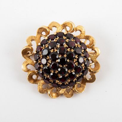 null Broche fleurs, pavage de grenats, monture or brossé 18K
Poids brut : 13.3 g...