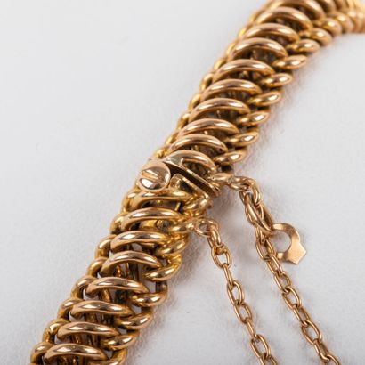 null Bracelet english mesh gourmette, in 18K gold 
Weight : 12.5 g- safety chain...