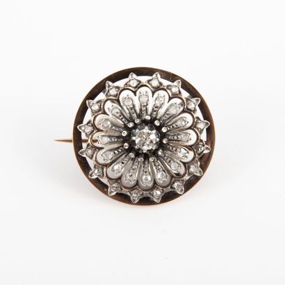 null Broche rosace diamant central taille ancienne 0.20 carat environ, entourage...