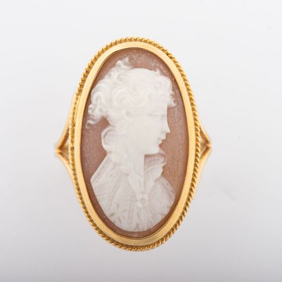 null Ring shuttle, profile of lady engraved in cameo on shell, setting gold 18K 
Gross...