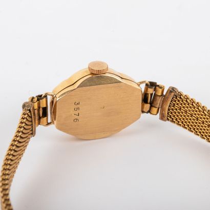 null MOD 
Montre de dame, boitier 16 mm en or 18 K , mouvement mécanique
Bracelet...