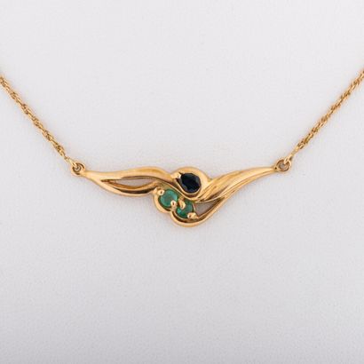 null Collier pendentif or 18K, saphirs, émeraudes, 
Poids brut : 4.4g 