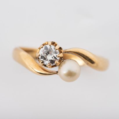 null Ring " you and me," old cut diamonds 0.30 carat and cultured pearl diam: 4.5mm,...