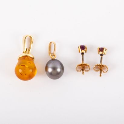 null Deux pendentifs or 18 K, perle de culture grise, ambre et paire de clous d'oreilles...