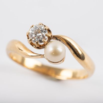 null Ring " you and me," old cut diamonds 0.30 carat and cultured pearl diam: 4.5mm,...