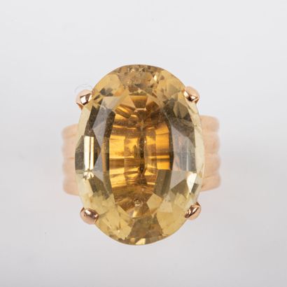 null Citrine ring, about 15 carats, set in 18 K gold 
Gross weight: 8.2 g - Finger:...