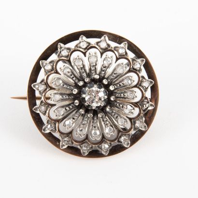 null Broche rosace diamant central taille ancienne 0.20 carat environ, entourage...