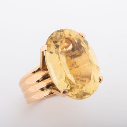 null Citrine ring, about 15 carats, set in 18 K gold 
Gross weight: 8.2 g - Finger:...
