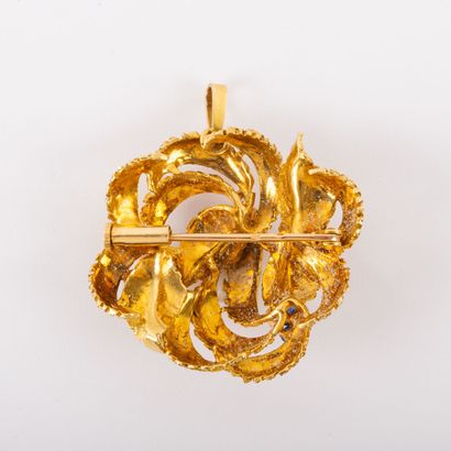 null 18K gold textured "rosette" pendant brooch, set with 0.15 carat brilliant cut...