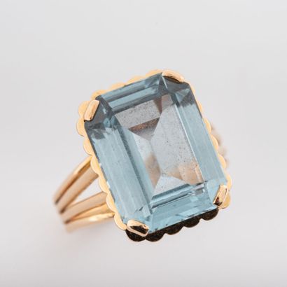 null Bague pierre bleue, monture or ajouré 18K
Vers 1960
Poids brut : 7,2 g - Doigt...