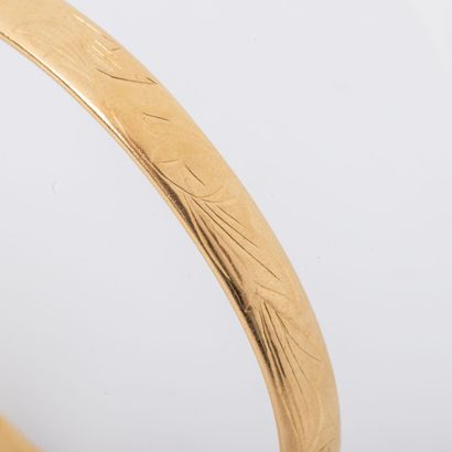 null Hinged demijonc bracelet, in 18K engraved gold
Gross weight: 13.5 g - diameter:...