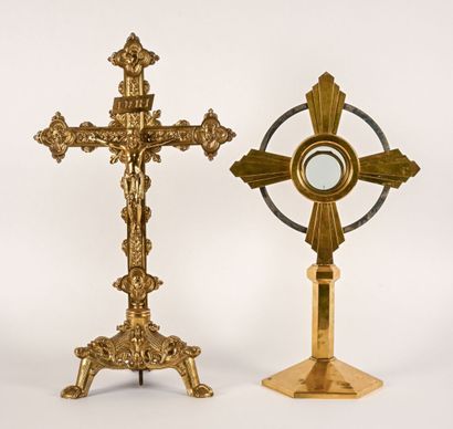 null Lot comprenant : 
- Un crucifix en régule à patine dorée, base tripode. H :...