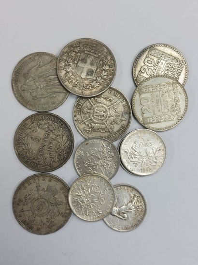 null Lot de pièces de 5 fr, deux pièces de 20 fr et une pièce de 5 lires en argent...